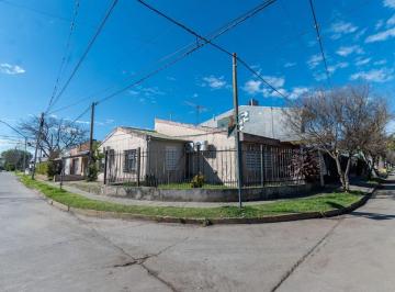 Casa · 195m² · 6 Ambientes · 1 Cochera · Casa de 3 Dorm. y Cochera en Santo Tomé