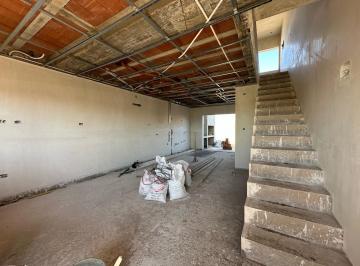 PH · 95m² · 2 Dormitorios · 1 Cochera · Frente Plaza. Dúplex en Venta 2 Dorm en Cuestas de Manantiales