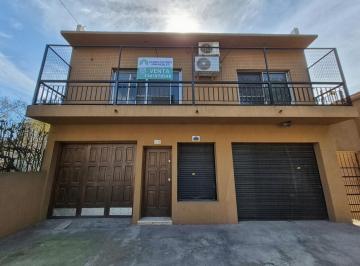 Casa · 130m² · 3 Ambientes · 3 Cocheras · Venta Casa de Tres Ambientes Sobre Av en Villa Dominico