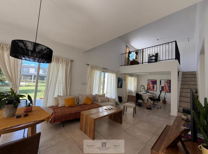 Casa · 165m² · 5 Ambientes · 4 Cocheras