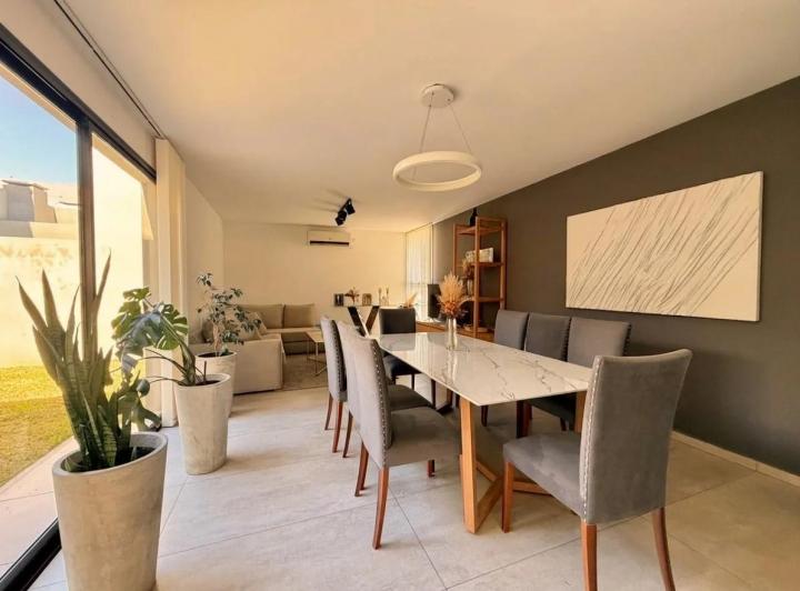 Casa · 180m² · 10 Ambientes · 1 Cochera