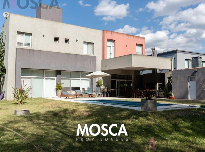 Casa · 200m² · 5 Ambientes · 2 Cocheras