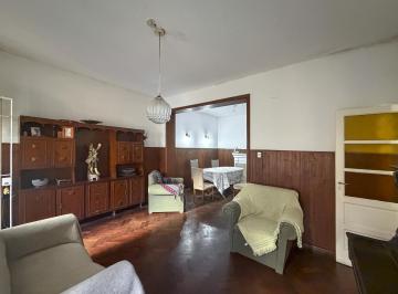 Casa · 173m² · 8 Ambientes · 1 Cochera · Casa de 3/4 Dorm. Al Frente con Cochera o Terreno Centrico