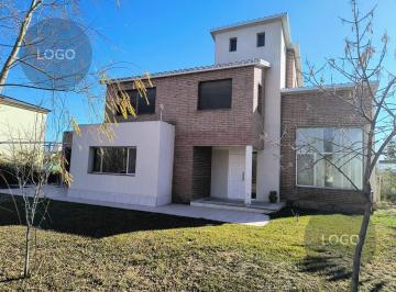 Casa · 269m² · 6 Ambientes · 4 Cocheras · Alquiler Casa Comahue Golf Club
