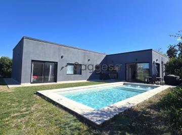 Casa · 226m² · 4 Ambientes · 4 Cocheras · Casa en Arenas del Sur