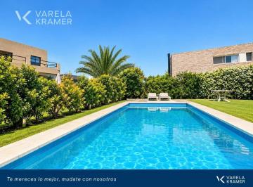 Casa · 135m² · 5 Ambientes · 2 Cocheras · Casa con 3 Dorm. en Venta en Vila Marina I