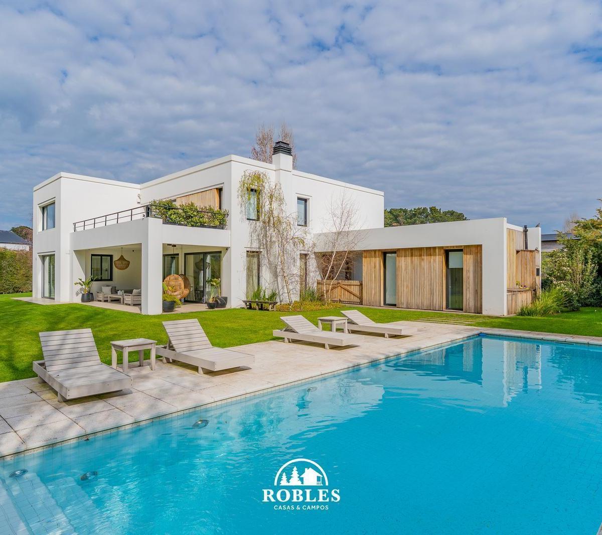 Casa moderna en barrio privado Rumenco, 5 dorm, 1486m²