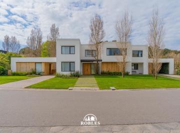 Casa · 510m² · 6 Dormitorios · Importante Residencia Estilo Moderno en El Barrio Privado Rumencó. Arquitectura Laura Napp