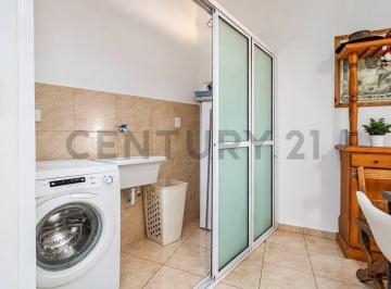 Casa · 124m² · 6 Ambientes · 1 Cochera · Venta de Casa Amplia Sobre Lote Propio en Excelente Ubicación de Caballito