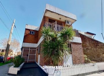 Casa de 4 ambientes, Tres de Febrero · ¡Casa de 4 Ambientes con Parque, Terrazas y Balcones · 3 Dorm. · 2 Cocheras · 299 m² Totales!