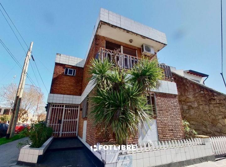 Casa · 191m² · 4 Ambientes · 2 Cocheras