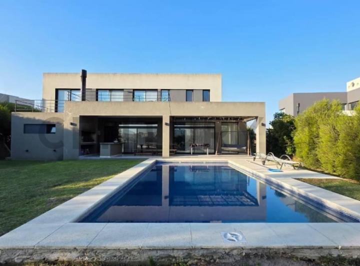 Casa · 306m² · 5 Ambientes · 2 Cocheras