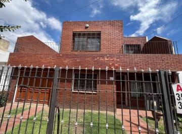 Casa · 1m² · 4 Dormitorios · 2 Cocheras · Casa en Ayacucho