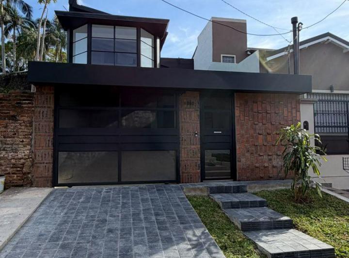 Casa · 245m² · 5 Ambientes · 2 Cocheras