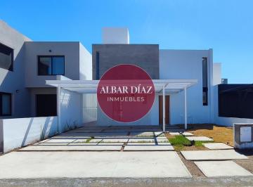 Casa · 129m² · 4 Ambientes · 2 Cocheras · Espectacular Casa a Estrenar con Pileta en Docta