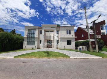 Quinta vacacional · 153m² · 5 Ambientes · Casa en Alquiler a Estrenar - 3 Domitorios. con Vista Al Golf. Club Privado Loma Verde - Escobar