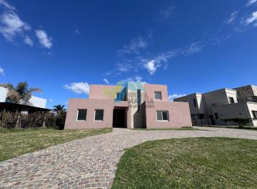 Casa · 270m² · 5 Ambientes · 1 Cochera · Casa en Dos Plantas con Pileta - Haras Santa Maria