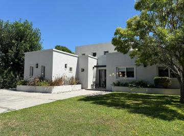 Casa · 180m² · 5 Ambientes · 1 Cochera · Casa en Venta en Saint Matthew´s, Pilar, G. B. a. Zona Norte