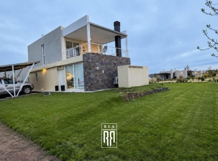 Casa en venta en Mari Menuco · 5 ambientes
