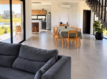 Casa · 200m² · 4 Dormitorios · 5 Cocheras · Casa Al Rio en El Naudir