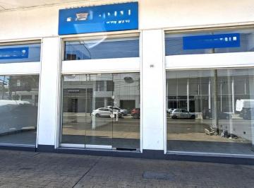 Local comercial · 150m² · Amplio Local Sobre Av Mitre de Excelente Ubicación! - en Alquiler