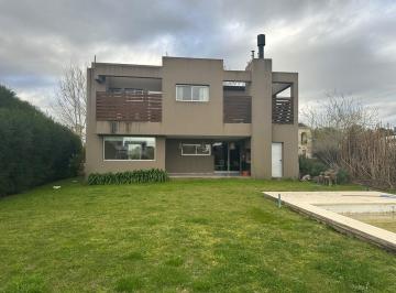 Casa · 260m² · 6 Ambientes · Casa en Alquiler Grand Bell II