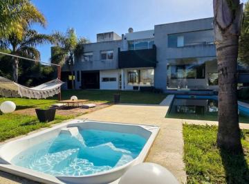 Casa · 751m² · 5 Ambientes · 2 Cocheras · Casa en Venta en Oportunidad a La Laguna en San Isidro Labrador