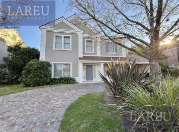 Casa · 250m² · 5 Ambientes · 1 Cochera · Alquiler Enero en La Delfina