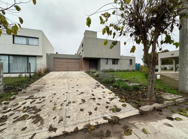 Casa · 267m² · 5 Ambientes · 2 Cocheras