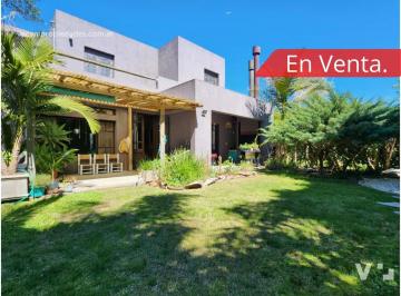 Casa · 253m² · 5 Ambientes · Oportunidad en El Atardecer: Casa con 3 Dorm., Galería y Jardín