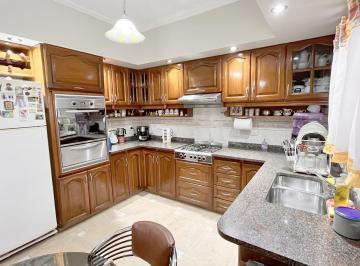 Casa · 211m² · 5 Ambientes · 1 Cochera · Casa 5 Ambientes Barrio Naón