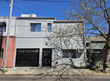 Casa · 134m² · 5 Ambientes · 1 Cochera · Casa en Venta de 4 Dorm. con Pileta, Cochera y Parrillero - Santa Fe Al 4400