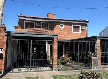 Casa de 8 ambientes, · Venta Casa 4 Dorm. con Fondo y Pileta Santa Fe 3900
