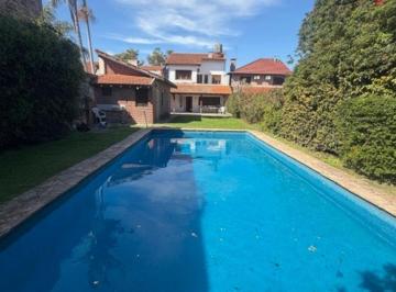 Casa · 230m² · 4 Ambientes · 3 Cocheras · Casa con Gran Potencial con Parque y Pileta!
