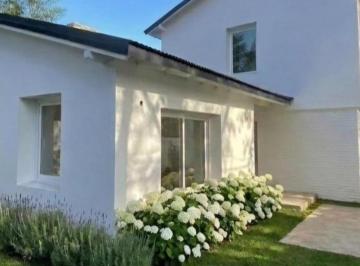 Casa · 142m² · 4 Ambientes · 1 Cochera · Casa con Jardin Reciclada a Nuevo en Béccar