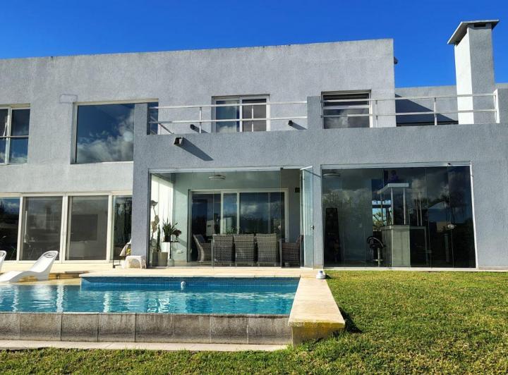 Casa · 352m² · 8 Ambientes · 4 Cocheras