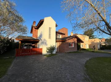 Casa · 197m² · 4 Ambientes · 5 Cocheras · Casa Alquiler Anual - 3 Dorm. Bº La Delfina