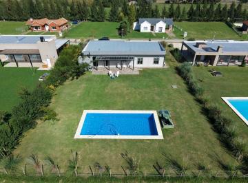 Casa · 115m² · 4 Ambientes · 3 Cocheras · Casa 4 Ambientes 3 Dorm. 2 Baños Piscina Jardin Oportunidad en La Plata