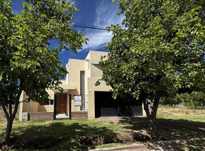 Casa · 314m² · 3 Dormitorios · 2 Cocheras