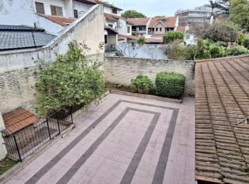 Casa · 260m² · 7 Ambientes · 2 Cocheras · Propiedad Única con Dos PH y Gran Potencial — Ideal Inversión o Refacción Total - en Venta