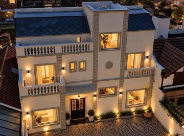 Casa · 363m² · 8 Ambientes · 2 Cocheras · Casa de Categoría en San Isidro | Jardín, Piscina y Gran Terraza Panorámica