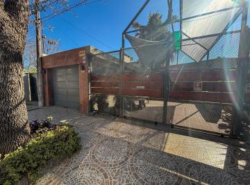 Casa · 95m² · 5 Ambientes · 2 Cocheras · Casa en Barrio Villa del Parque