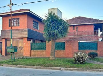 Casa · 5 Ambientes · 2 Cocheras · Venta Casa 5 Amb - Barrio Las Avs