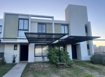 Casa · 105m² · 5 Ambientes · 1 Cochera · Dúplex 3 Dorm con Pileta Prados de Manantiales