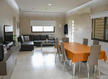 Casa · 150m² · 4 Ambientes · 2 Cocheras · Casa en Venta de 4 Ambientes y Pileta en Tierra de Sueños Alvear