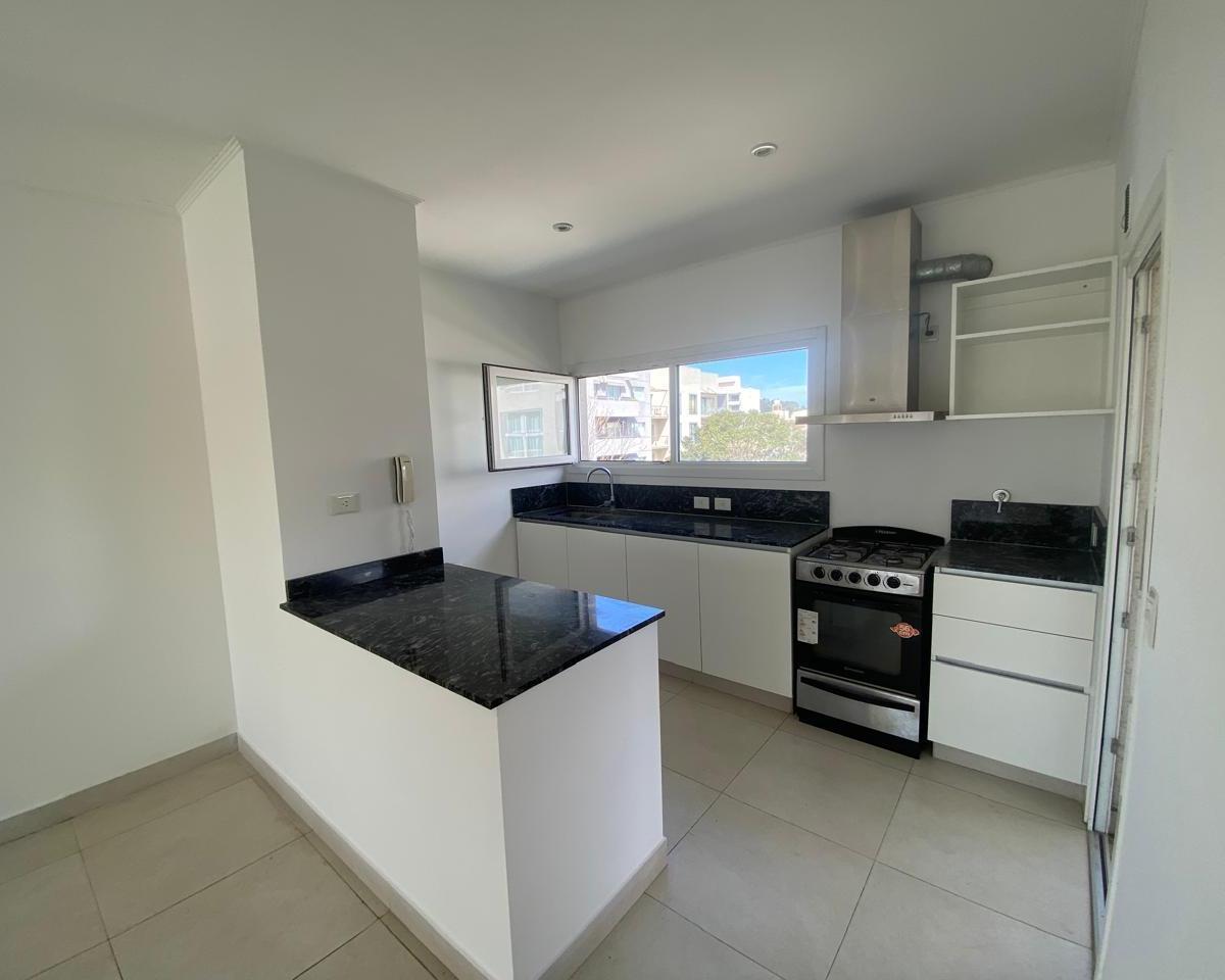 Depto 3 amb, 95m² en pleno centro con balcón y piscina
