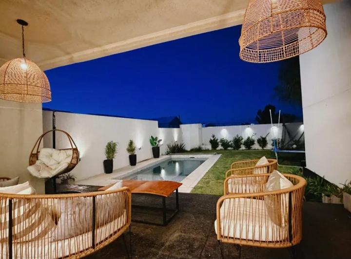 Casa · 245m² · 6 Ambientes · 2 Cocheras