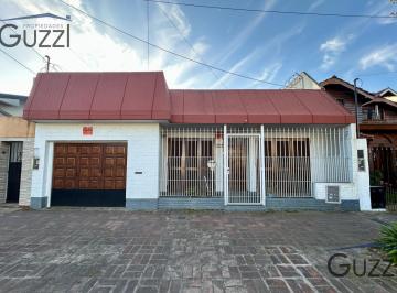 Casa · 169m² · 4 Ambientes · 1 Cochera · Venta Casa 4 Ambientes con Escritorio, Patio y Garaje en Villa Adelina. Apto Credito