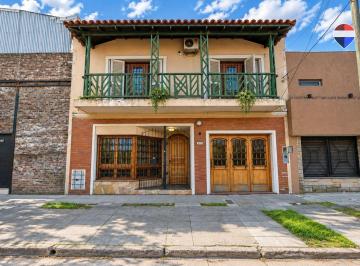Casa · 263m² · 4 Ambientes · 3 Cocheras · Venta Casa 4 Ambientes con Quincho en Bernal