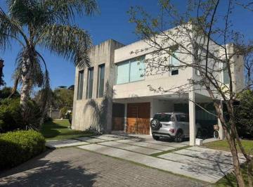 Casa · 300m² · 4 Ambientes · 1 Cochera · Casa, 4 Ambientes Pileta Quincho y Garage